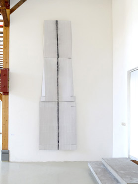 © Serena Amrein, long london line. 2018 / 2022, Schwarzes Pigmentpulver auf Faltschachteln aus Wellpappe, weiß, 98 × 417 cm, edition & galerie hoffmann, Ossenheim-Friedberg (D)