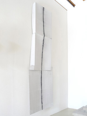 © Serena Amrein, long london line. 2018 / 2022, Schwarzes Pigmentpulver auf Faltschachteln aus Wellpappe, weiß, 98 × 417 cm, edition & galerie hoffmann, Ossenheim-Friedberg (D)