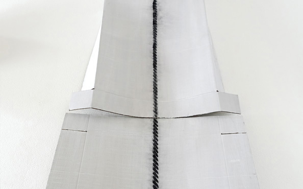 © Serena Amrein, Serena Amrein, long london line. 2018 / 2022, Schwarzes Pigmentpulver auf Faltschachteln aus Wellpappe, weiß, 98 × 417 cm, edition & galerie hoffmann, Ossenheim-Friedberg (D)