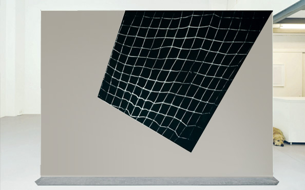 © Serena Amrein, Solo. 2022, Schwarz gestrichenes Viereck und weißes Pigmentpulver auf auf grauer Stellwand, 205 × 300 cm × 30 cm, Galerie La Ligne. Zürich (CH)