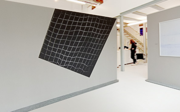 © Serena Amrein, Solo. 2022, Schwarz gestrichenes Viereck und weißes Pigmentpulver auf auf grauer Stellwand, 205 × 300 cm × 30 cm, Galerie La Ligne. Zürich (CH)