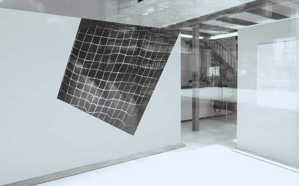 © Serena Amrein, Solo. 2022, Schwarz gestrichenes Viereck und weißes Pigmentpulver auf auf grauer Stellwand, 205 × 300 cm × 30 cm, Schaufensterblick in die Ausstellung, Galerie La Ligne, Zürich (CH)