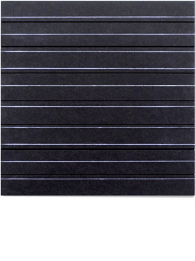 © Serena Amrein, Schwarze Linien. 2023, Weißes Pigmentpulver auf gefräster, schwarz durchgefärbter MDF-Platte, 40 × 40 × 1 cm