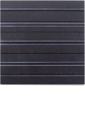 © Serena Amrein, Schwarze Linien. 2023, Weißes Pigmentpulver auf gefräster, schwarz durchgefärbter MDF-Platte, 40 × 40 × 1 cm