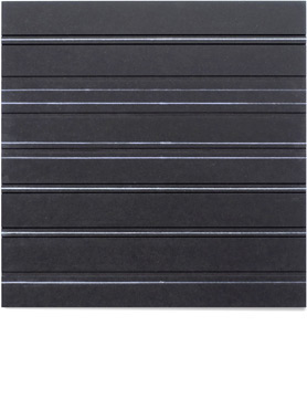 © Serena Amrein, Schwarze Linien. 2023, Weißes Pigmentpulver auf gefräster, schwarz durchgefärbter MDF-Platte, 40 × 40 × 1 cm