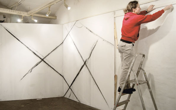 © Serena Amrein, Tauarbeiten, Überkreuz, 2013, Ortsbezogene Rauminstallation Galerie im Keller-Klub Darmstadt (D)