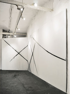 © Serena Amrein, Tauarbeiten, Überkreuz, 2013, Ortsbezogene Rauminstallation Galerie im Keller-Klub Darmstadt (D)