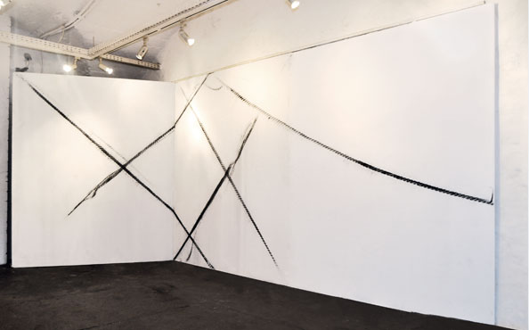 © Serena Amrein, Tauarbeiten, Überkreuz, 2013, Ortsbezogene Rauminstallation Galerie im Keller-Klub Darmstadt (D)