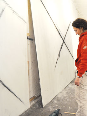 © Serena Amrein, Tauarbeiten, &Überkreuz, 2013, Ortsbezogene Rauminstallation Galerie im Keller-Klub Darmstadt (D)