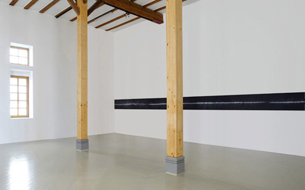 © Serena Amrein, time line. 2022, Weißes und lilafarbenes Pigmentpulver auf vier schwarz durchgefärbten MDF Platten mit 6 mm breiten Einschnitten, 51 × 1016 × 1 cm (vierteilig), edition & galerie hoffmann, Ossenheim-Friedberg (D)