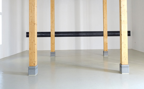 © Serena Amrein, time line. 2022, Weißes und lilafarbenes Pigmentpulver auf vier schwarz durchgefärbten MDF Platten mit 6 mm breiten Einschnitten, 51 × 1016 × 1 cm (vierteilig), edition & galerie hoffmann, Ossenheim-Friedberg (D)