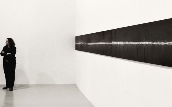© Serena Amrein, time line. 2022, Weißes und lilafarbenes Pigmentpulver auf vier schwarz durchgefärbten MDF Platten mit 6 mm breiten Einschnitten, 51 × 1016 × 1 cm (vierteilig), edition & galerie hoffmann, Ossenheim-Friedberg (D)