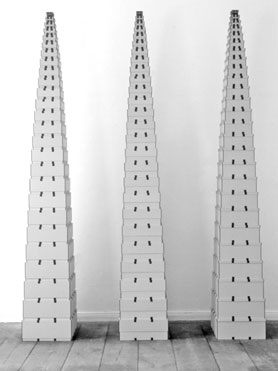© Serena Amrein, A-Z. 1996, Graupappe, Buchbinderleinwand, je 42,7 × 40,7 × 274 cm, Atelier Serena Amrein, Berlin (D)