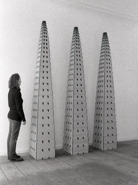 © Serena Amrein, A-Z. 1996, Graupappe, Buchbinderleinwand, je 42,7 × 40,7 × 274 cm, Atelier Serena Amrein, Berlin (D)