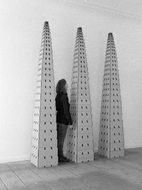 © Serena Amrein, A-Z. 1996, Graupappe, Buchbinderleinwand, je 42,7 × 40,7 × 274 cm, Atelier Serena Amrein, Berlin (D)