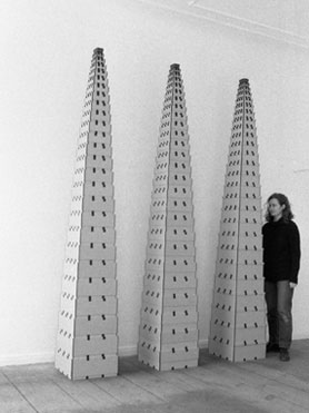 © Serena Amrein, A-Z. 1996, Graupappe, Buchbinderleinwand, je 42,7 × 40,7 × 274 cm, Atelier Serena Amrein, Berlin (D)
