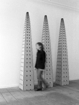 © Serena Amrein, A-Z. 1996, Graupappe, Buchbinderleinwand, je 42,7 × 40,7 × 274 cm, Atelier Serena Amrein, Berlin (D)