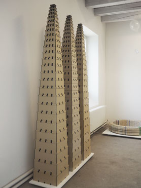 © Serena Amrein, A-Z. 1996, Graupappe, Buchbinderleinwand, je 42,7 × 40,7 × 274 cm, Sammlungsausstellung 2016, Einblicke in die Sammlung Peter Bosshard, Kunst(Zeug)Haus (CH)