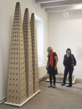 © Serena Amrein, A-Z. 1996, Graupappe, Buchbinderleinwand, je 42,7 × 40,7 × 274 cm, Sammlungsausstellung 2016, Einblicke in die Sammlung Peter Bosshard, Kunst(Zeug)Haus (CH)