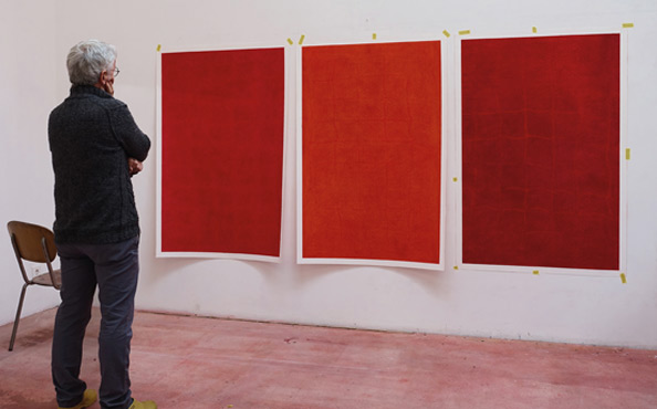 © Serena Amrein, überspannt. 2023, Pastellkreide, Pigmentpulver auf Papier, Triptychon je 150 × 100 cm, © Foto aus dem Atelier Serena Amrein