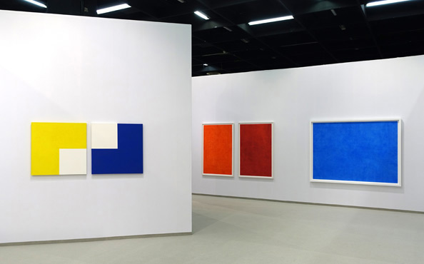© Serena Amrein, überspannt. 2023, Pastellkreide, Pigmentpulver auf Papier, Triptychon je 150 × 100 cm, Art Cologne 2023 mit galerie & edition hoffmann, Friedberg (D) © Foto von Serena Amrein