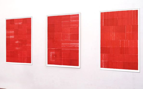 © Serena Amrein, vierfach rot 1 bis 3. 2024, Tinte auf Papier, je 119 × 84 cm, © Foto aus dem Atelier Serena Amrein