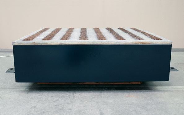 © Serena Amrein, welcome. 2002, Metallrost, Naturbürsten, Motor, Installation ArtCanal, Interkontinentaler Skulpturenweg , Expo 02 (CH)
