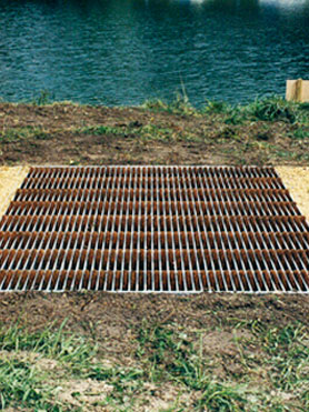 © Serena Amrein, welcome. 2002, Metallrost, Naturbürsten, Motor, Installation ArtCanal, Interkontinentaler Skulpturenweg , Expo 02 (CH)