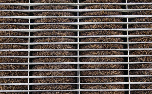 © Serena Amrein, welcome. 2002, Metallrost, Naturbürsten, Motor, Installation ArtCanal, Interkontinentaler Skulpturenweg , Expo 02 (CH)