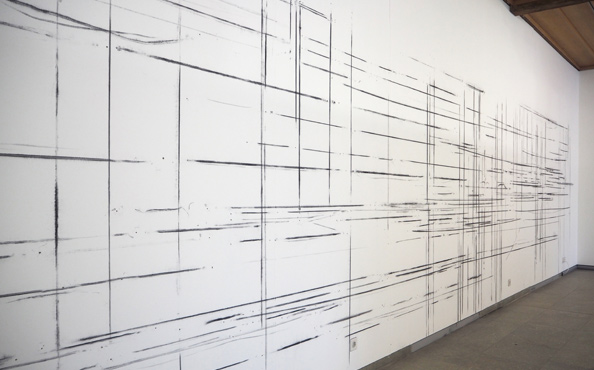 © Serena Amrein, zungenschlag, 2018, Schwarzes Pigmentpulver auf Wand, 11,90 × 3,70 m, Kunsthaus Zofingen (CH)